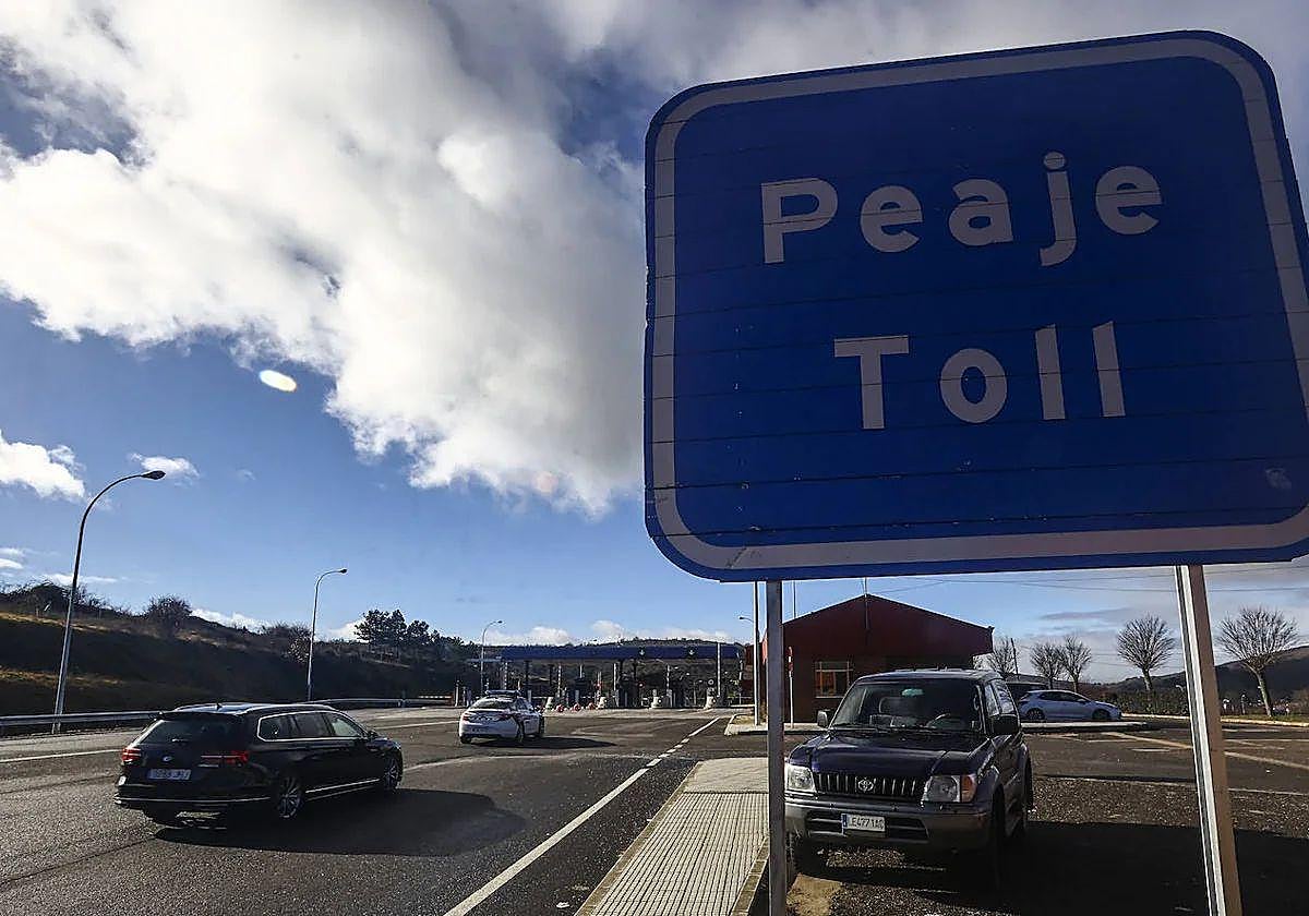 Vehículos cerca del peaje del Huerna.