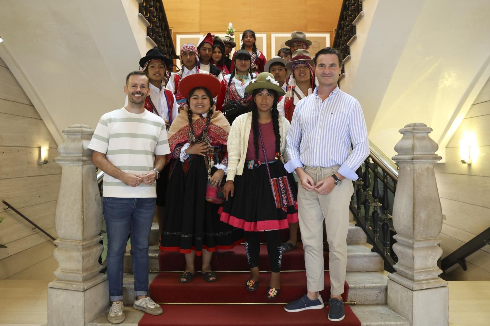 Los estudiantes peruanos, en su visita al ayuntamiento, junto con el edil de Relaciones Institucionales, Jorge González-Palacios, y el director de Juventud y Proyectos Educativos del consistorio, Carlos Llaca.