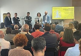 Rubén Hidalgo, Mariano Oto, Diego Amores, Mamen Olivar y Juan Diez, en la mesa de innovación del centro Carrio.