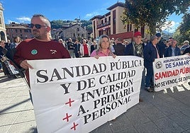 Protesta vecinal en Pola de Laviana contra la fusion de áreas sanitarias