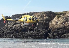 Evacúan en helicóptero a un joven herido en un islote en Tapia de Casariego