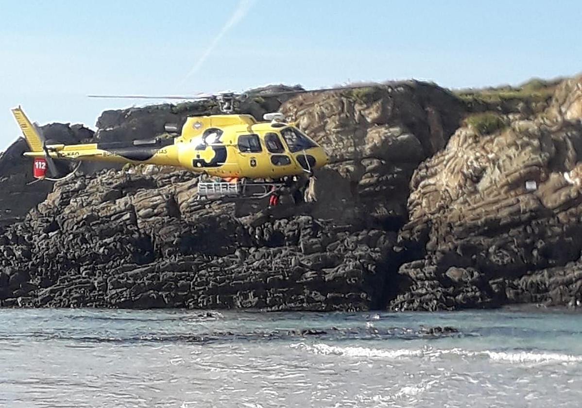 Evacúan en helicóptero a un joven herido en un islote en Tapia de Casariego