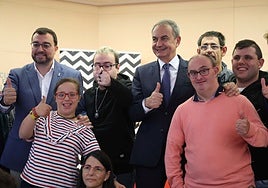 Adrián Barbón y José Luis Rodríguez Zapatero, con los alumnos del Centro de Apoyo a la Integración