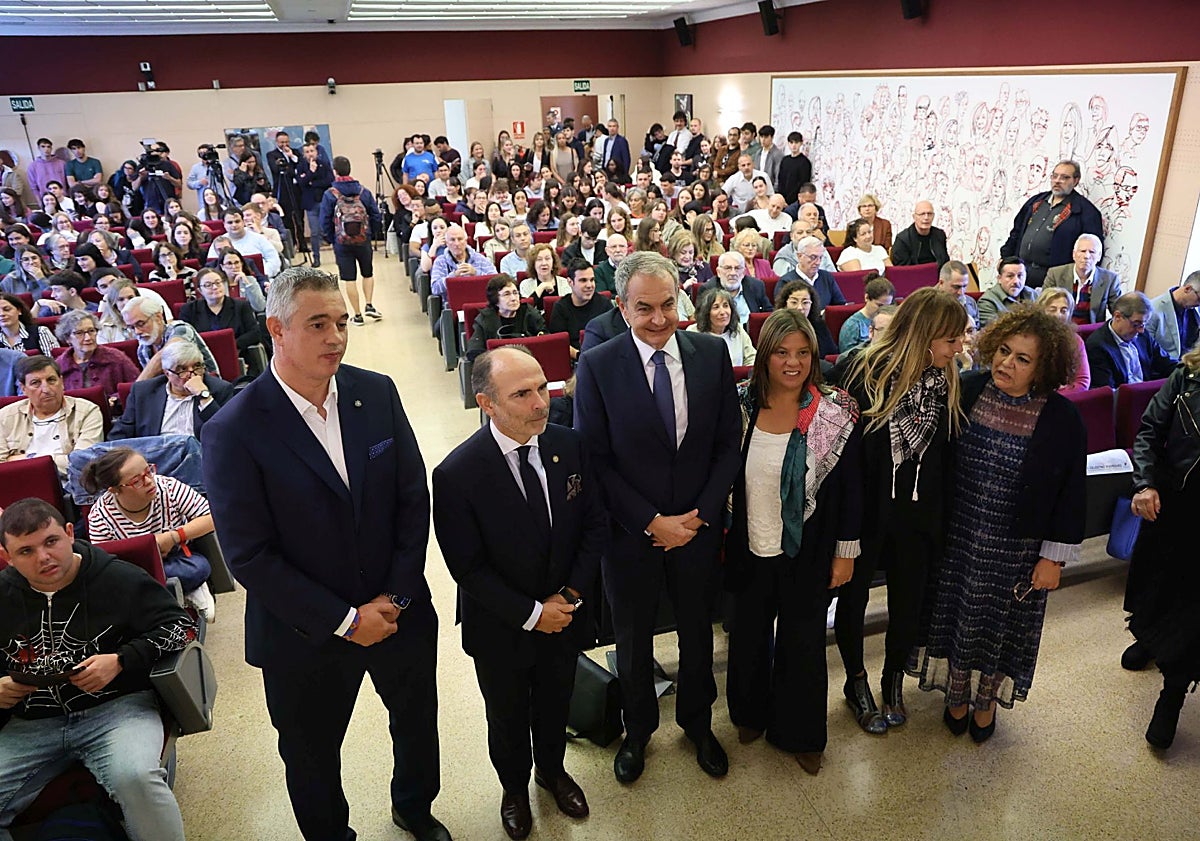 Imagen principal - Zapatero atribuye el avance económico y social de España a la inmigración