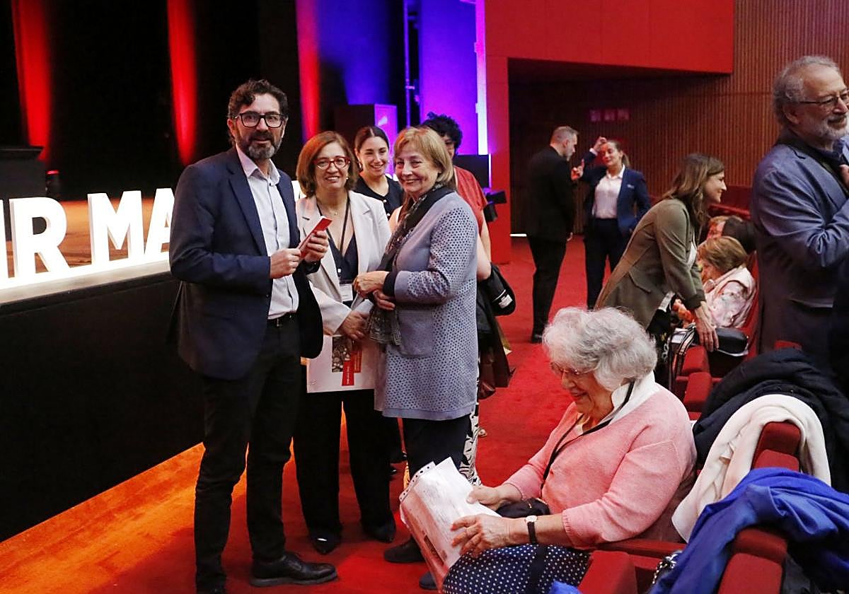 La alcaldesa conversa con Isabel Martínez Lozano, presidenta de HelpAge, y con Luis Aranda, de La Caixa.