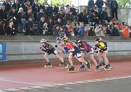 Una competición en la pista de patinaje de Moreda