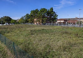 Parcela municipal contigua al Colegio Público Río Piles que se estudia como alternativa para el punto limpio de Somió, que ahora funciona en terrenos de la Cámara de Comercio.