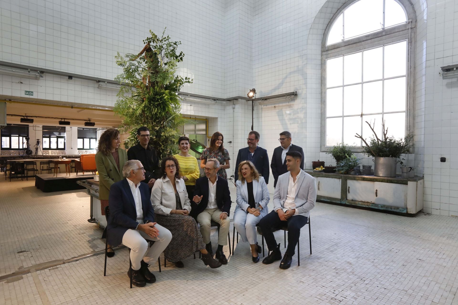 Representantes de la Fundación Alimerka, junto con los ponentes y asistentes del encuentro.