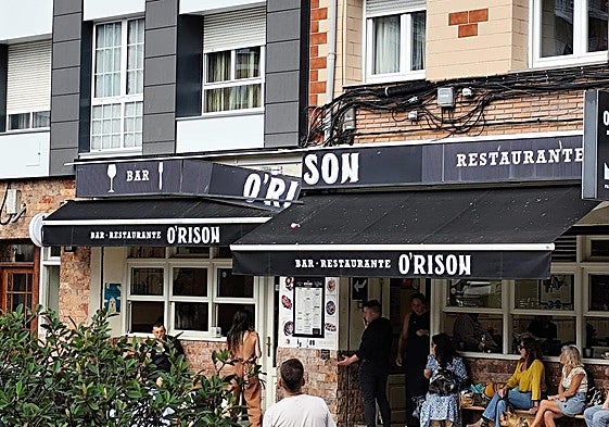 Exterior del bar de la calle Emilio Tuya, donde cayeron unos cascotes este mediodía.