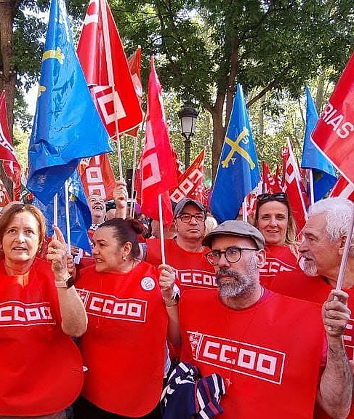 Imagen secundaria 2 - De arriba a abajo, los representantes asturianos de Satse, CCOO y UGT, movilizándose ante la sede del Ministerio de Sanidad. 