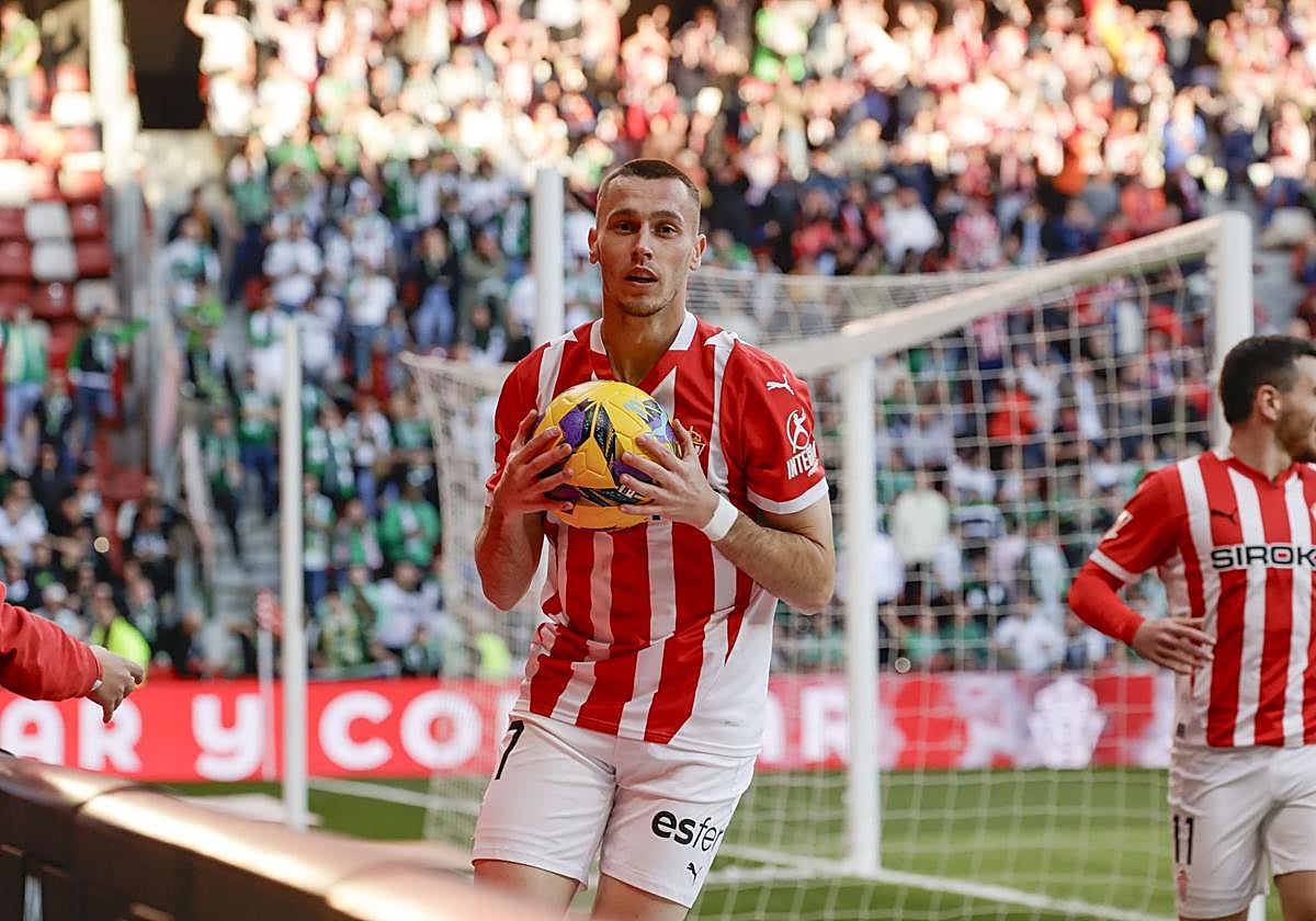 Dubasin celebra el gol rojiblanco en el último Sporting - Racing.