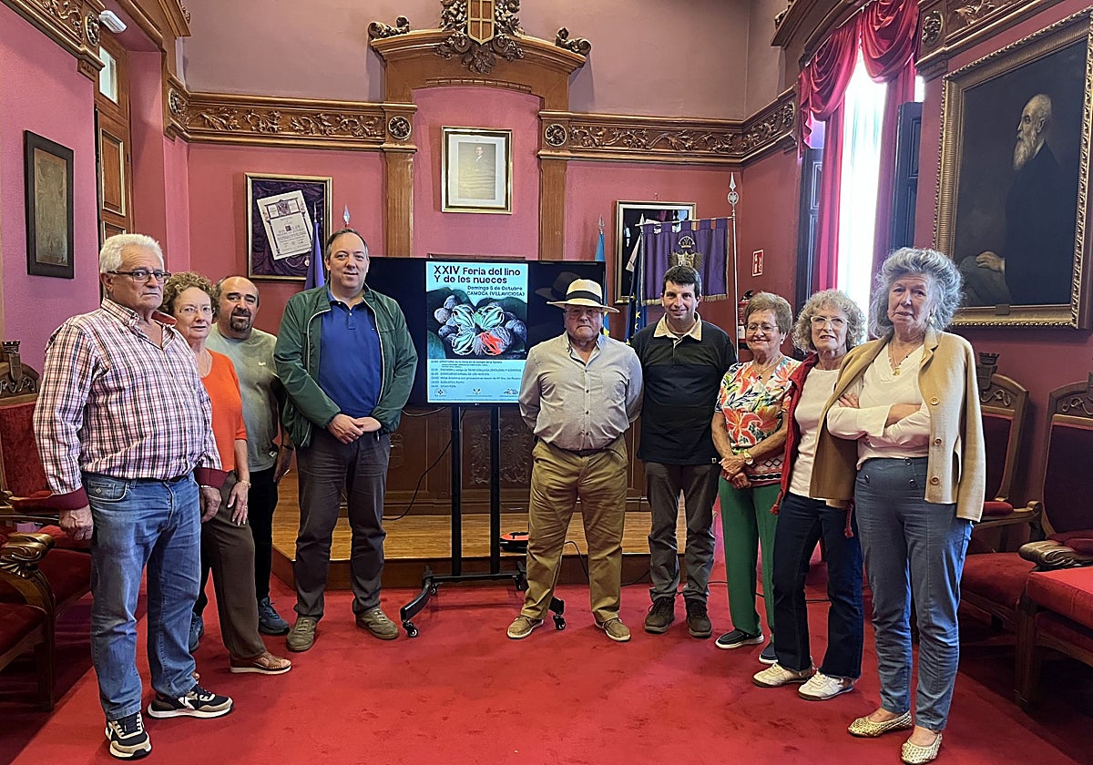 Presentación de la Feria del Lino y les Nueces con el alcalde Alejandro Vega y vecinos de Camoca