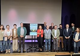 El alcalde de Villaviciosa, Alejandro Vega, junto a representantes del Principado, Serida, Acosevi, el Consejo Regulador de la DOP Sidra de Asturias, la Asociación de Amigos de la Danza del Portal La Portalina, la Asociación Fiestas del Portal, el Club El Gaitero Atletismo Villaviciosa y Caja Rural, entre otros.
