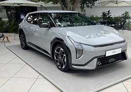 El nuevo Kia EV4 mide 4,70 metros de largo con su carrocería Fastback, y 4,43 metros con la carrocería Hatchback.