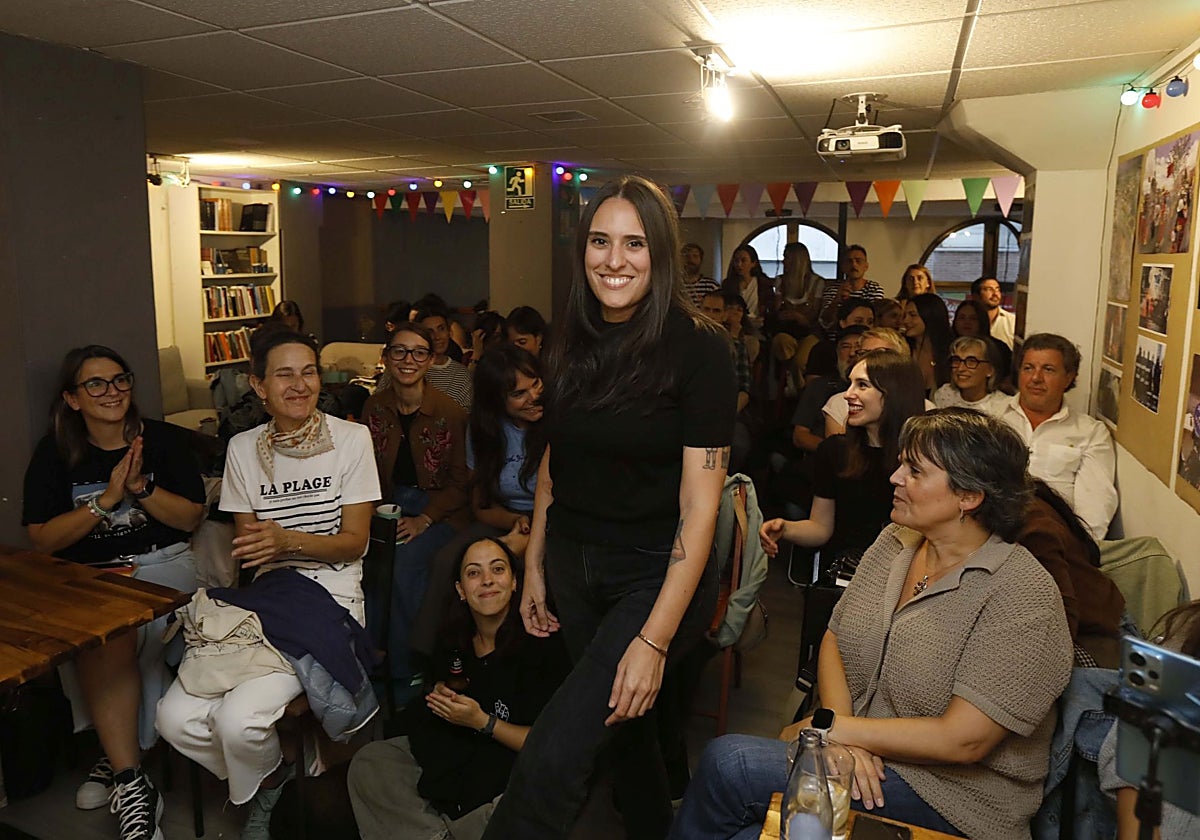 La autora, durante su presentación en la librería La Revoltosa.