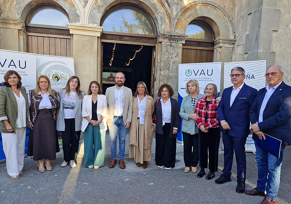 Autoridades que participaron en el Día Internacional de las Personas Mayores, que se celebró en La Benéfica de Piloña.