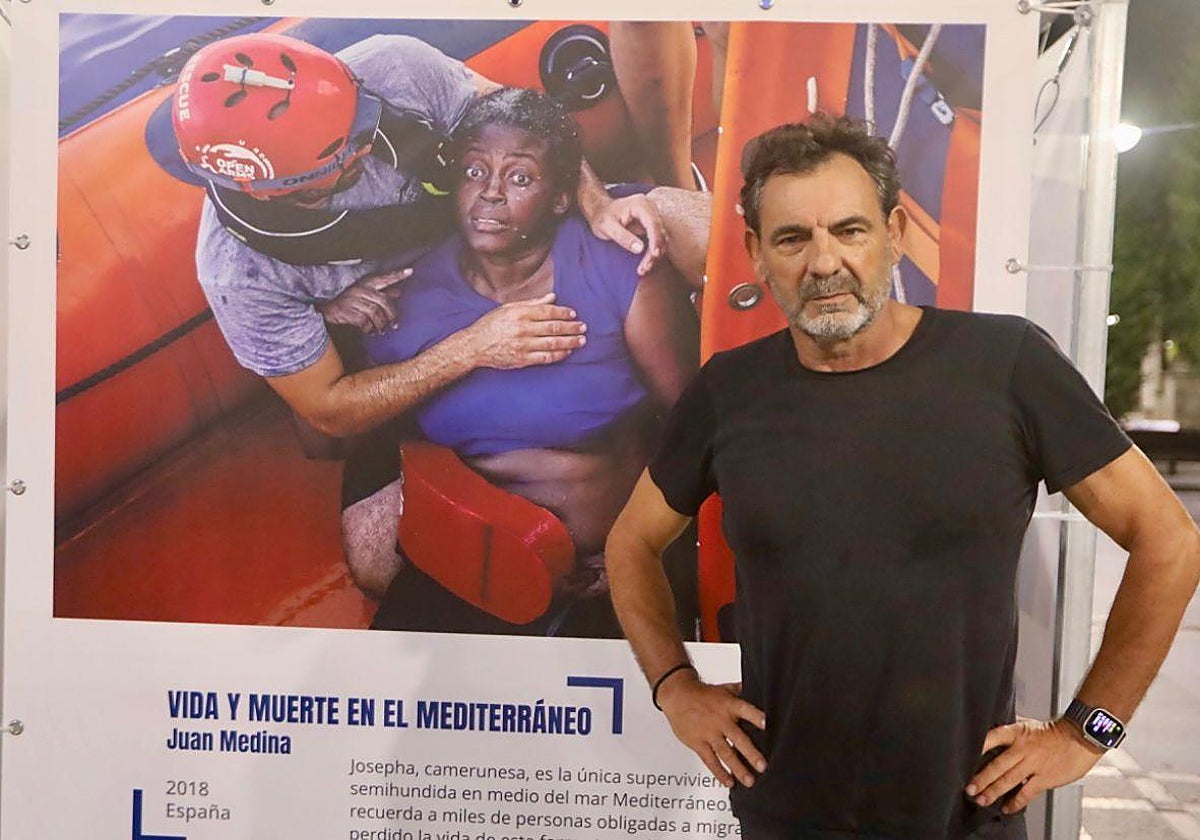 Óscar Camps en el paseo de Begoña, frente a la fotografía de un rescate en el Open Arms.