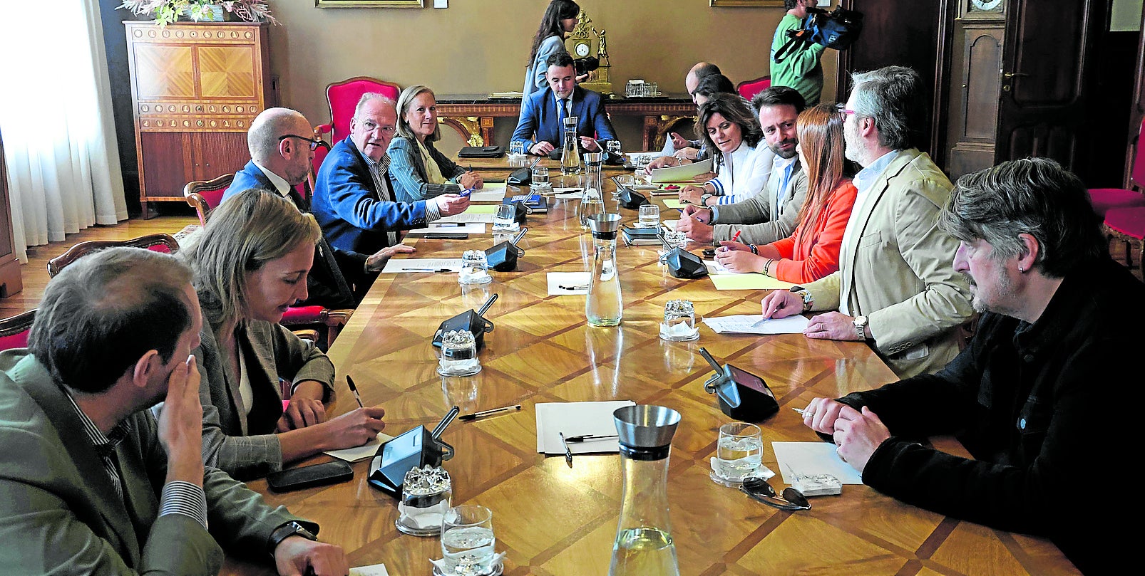 La junta de portavoces, ayer, reunida en la Junta General.