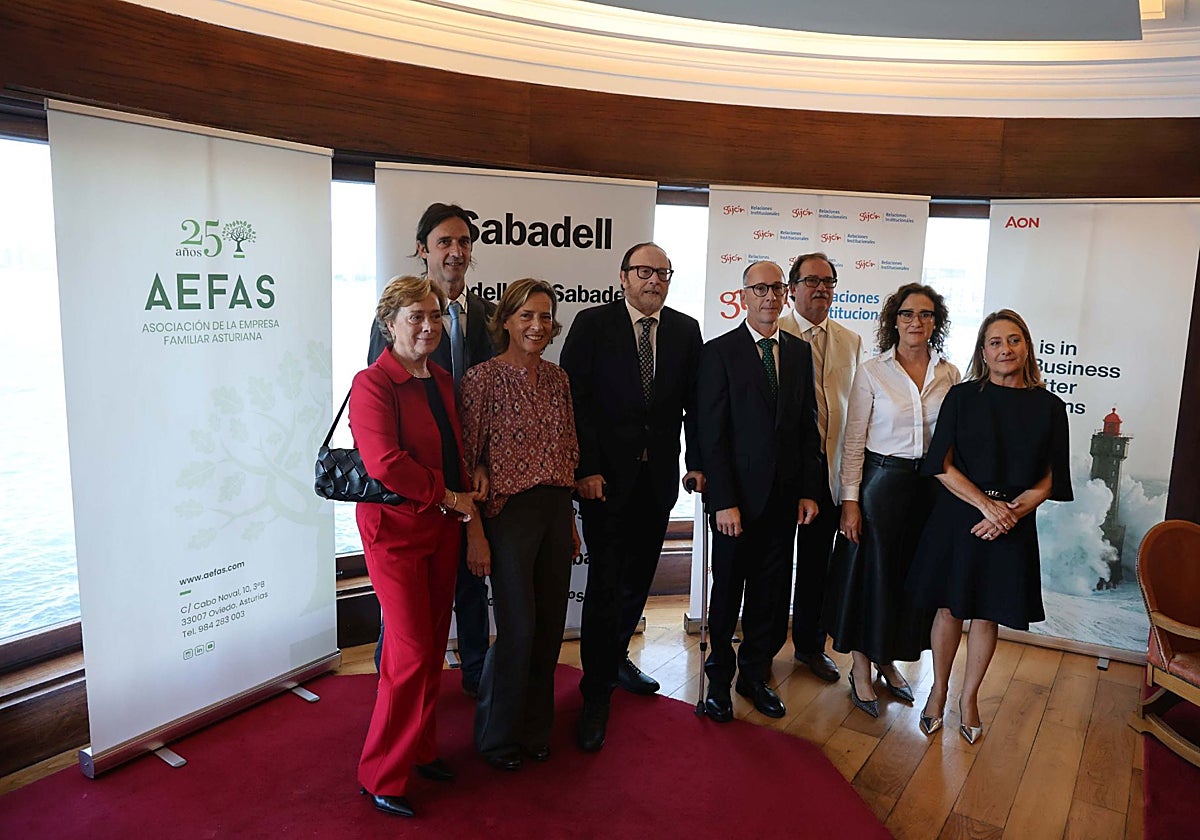 Los hermanos Begoña, Gonzalo, Marisa, Juan Carlos, Miguel, Fernando, Marian y Marta de la Cera.
