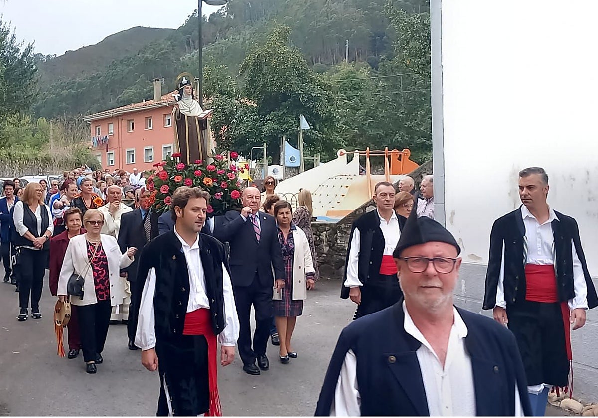 Procesión de Santa Teresa, en Nueva de Llanes.