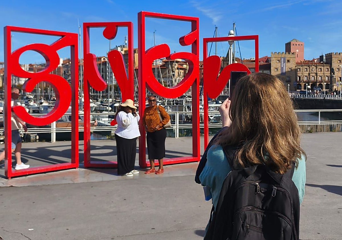 Turistas en las Letronas de Gijón.