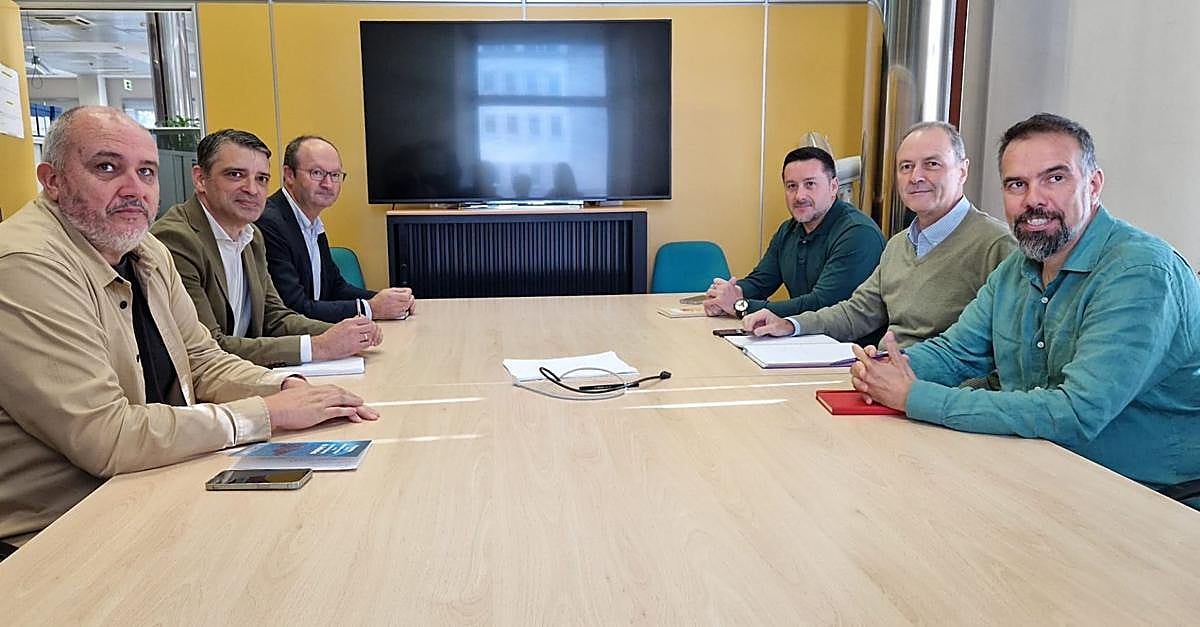 De izquierda a derecha, Ignacio Requena, secretario de la Federación de Industria de CCOO; Juan Carlos Campo, viceconsejero de Industria; Javier Cueli, director general de Energía y Minería; Javier Fernández Lanero, secretario general de UGT; Alberto González, secretario general de Fade y José Manuel Zapico, secretario general de CCOO.