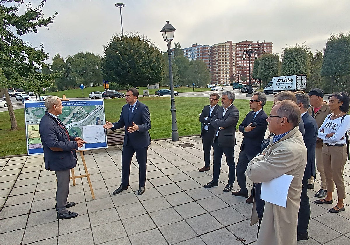Flavio Valperga explica a Adrián Barbón los pormenores de la actuación en la glorieta de Luis Oliver.