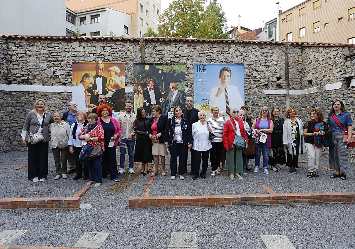 Inauguración de 'IKE, moda, lucha y legado'. Más de una veintena de extrabajadoras posan en la Ciudadela junto a los responsables de la Fundación Municipal de Cultura, comisarios y responsables de las exposiciones, las jornadas y el documental sobre la historia de esta fábrica.