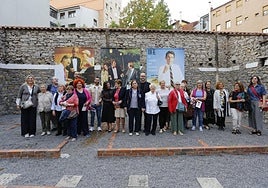 Inauguración de 'IKE, moda, lucha y legado'. Más de una veintena de extrabajadoras posan en la Ciudadela junto a los responsables de la Fundación Municipal de Cultura, comisarios y responsables de las exposiciones, las jornadas y el documental sobre la historia de esta fábrica.