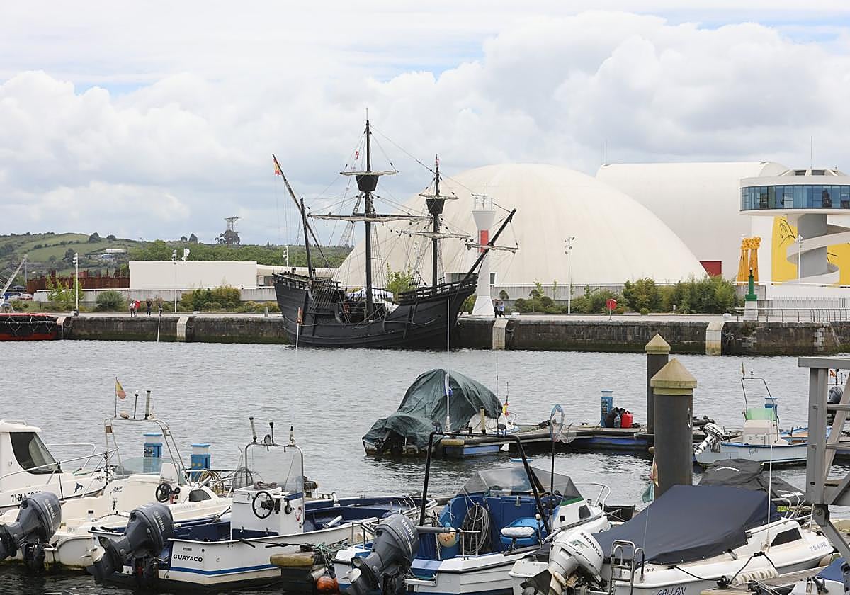 La 'Nao Victoria' atracada en Avilés en 1922.