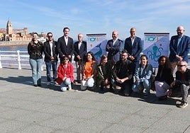 De pie, a la derecha el director del FICX, Alejandro Díaz Castaño, los concejales Óliver Suárez, Jesús M. Salvador, Jorge G. Palacios, el director de Acción Cultural Antón García y el jefe de Edición de EL COMERCIO, Miguel Rojo. Agachados, equipo del festival y representantes de entidades colaboradoras.