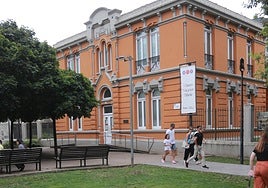 Museo Nicanor Piñole, en la plaza de Europa.