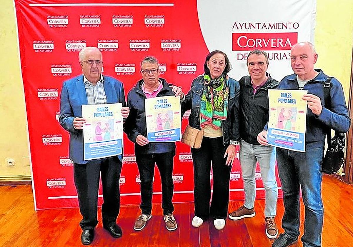 Miembros de las asociaciones con el alcalde y el edil.