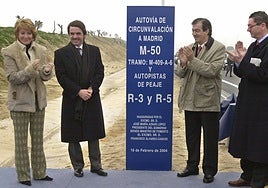 Francisco Álvarez-Cascos y José María Aznar, en la inaguración de una autovía de circunvalación de Madrid y de las autopistas de peaje R-3 y R-5.