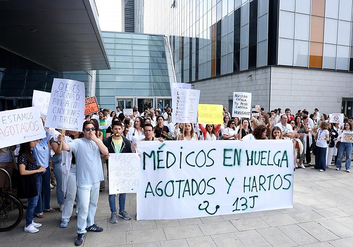 Concentración de médicos en el HUCA, ante la última huelga, convocada el pasado 13 de junio.