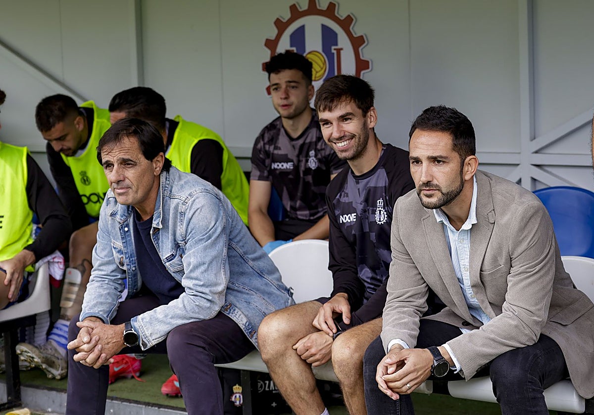 El entrenador del Real Avilés, Dani Vidal, a la derecha, en el banquillo del Suárez Puerta el pasado domingo junto a Joaquín Alonso y Hugo Laviana.