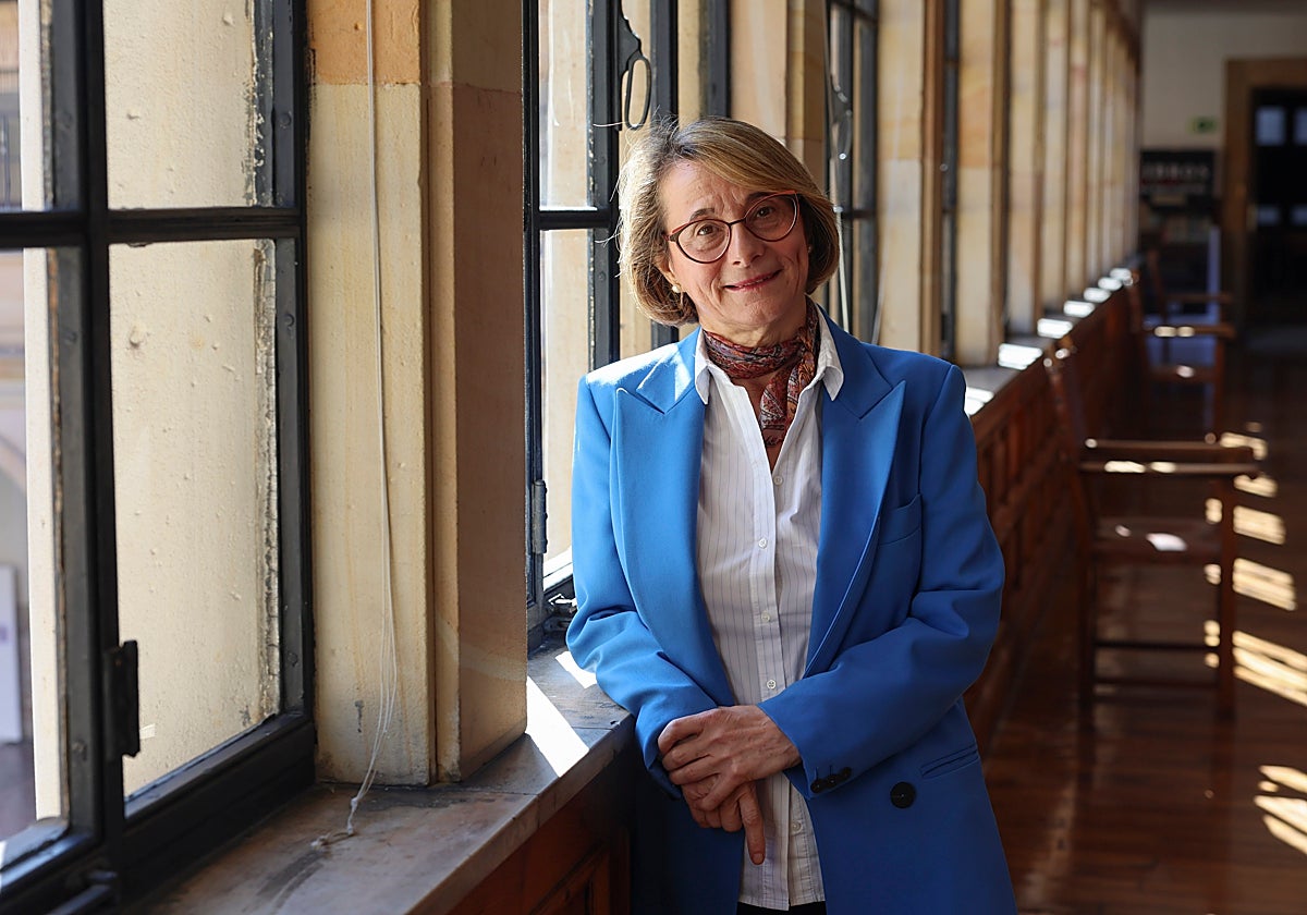 Eva Alcón, en el claustro de la Universidad de Oviedo.