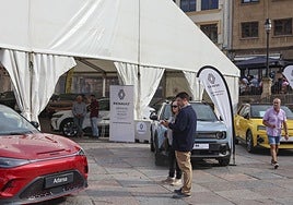 La exposición de coches eléctricos en la plaza de la Catedral.