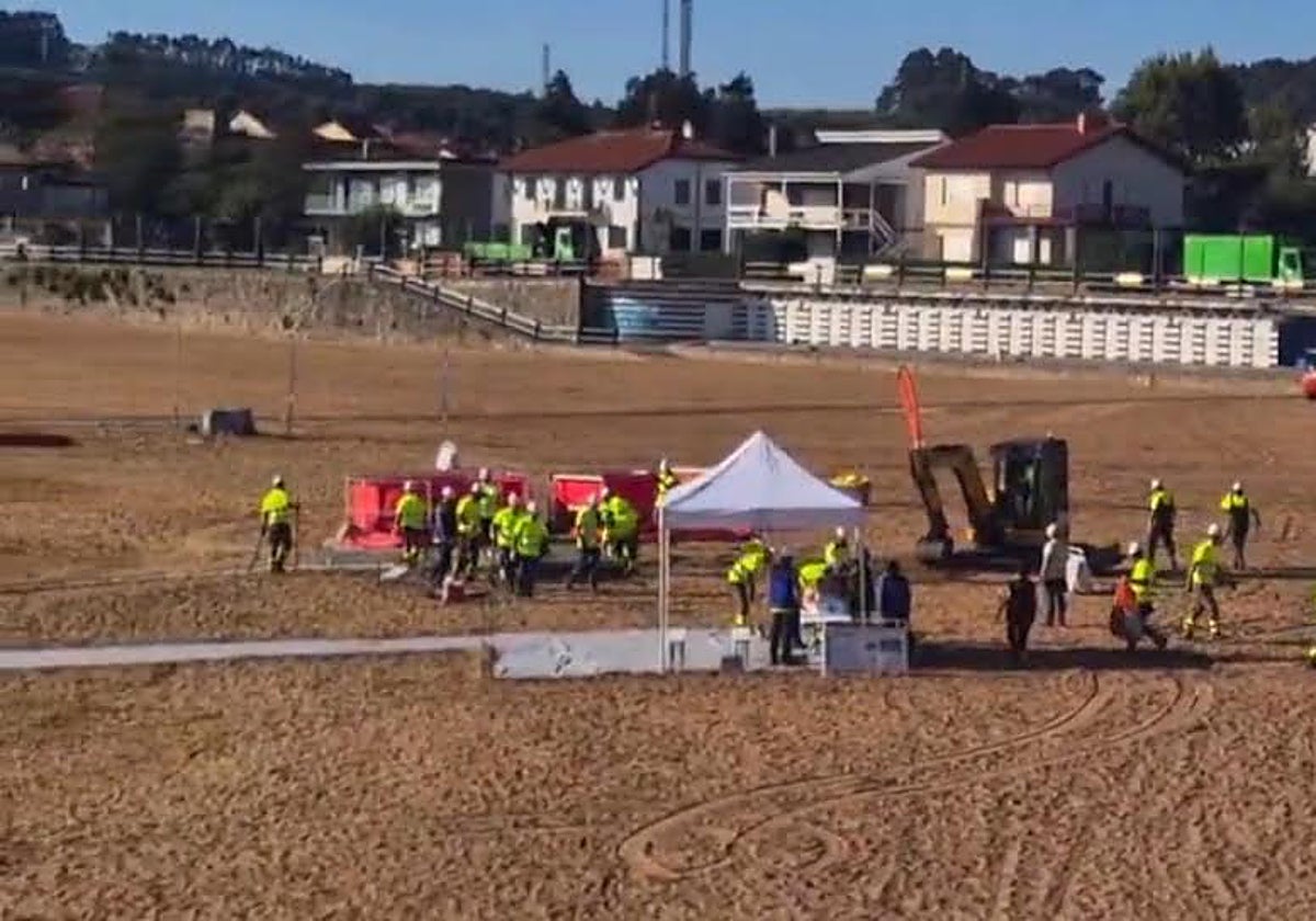 Un momento del operativo desplegado en la playa de Gozón durante el simulacro por vertido de hidrocarburos en el mar.