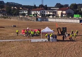 Un momento del operativo desplegado en la playa de Gozón durante el simulacro por vertido de hidrocarburos en el mar.