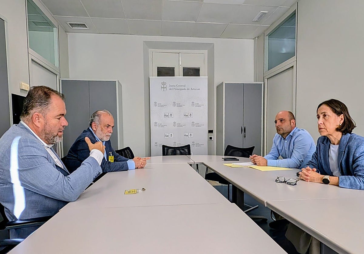 Carlos Paniceres y José Manuel Ferreira, presidente y vicepresidente de la Cámara de Comercio de Oviedo, reunidos de Dolores Carcedo y René Suárez, del grupo parlamentario del PSOE.