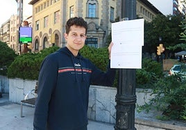 Federico Andrián, con frases poéticas, en la plaza Seis de Agosto.