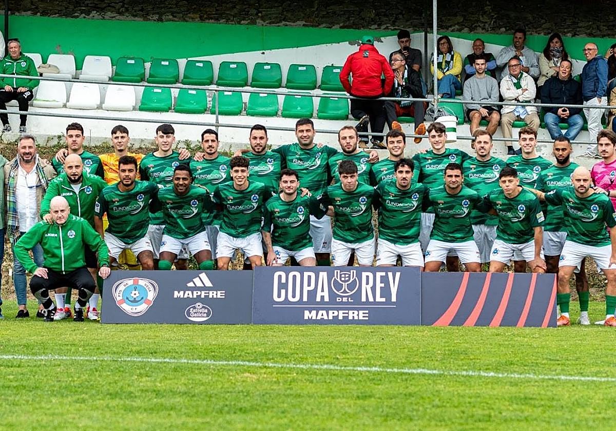 La plantilla del Puerto de Vega, que está ilusionando a toda su afición.