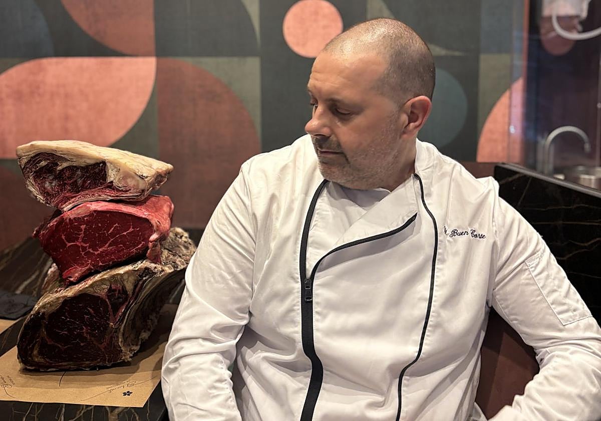 Víctor Llano, con varios cortes de carne.