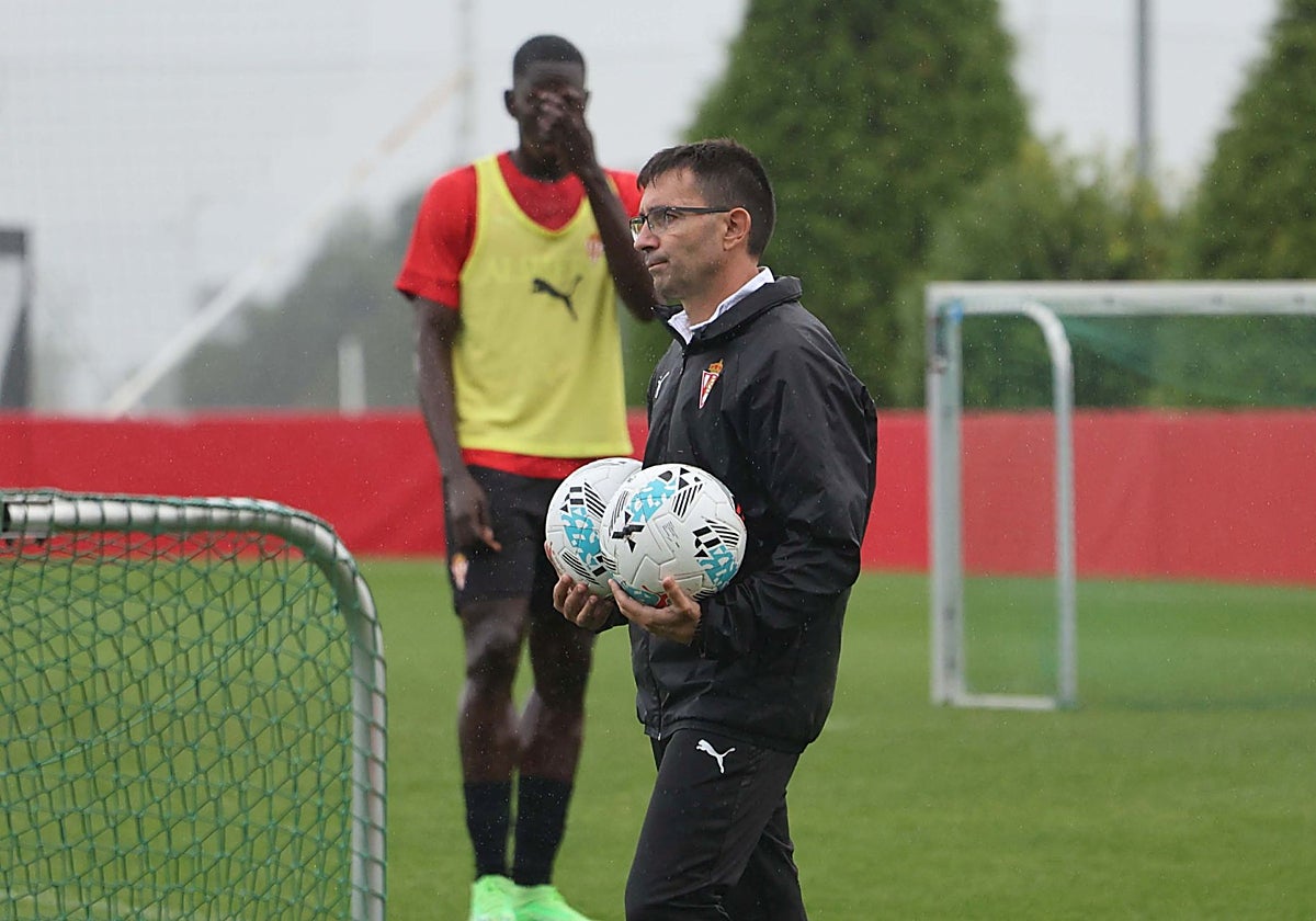 Garitano, con Amadou a su espalda, en Mareo.