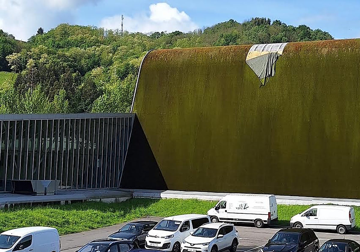 Estado actual de la cubierta del centro deportivo Juan Carlos Beiro