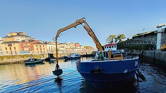 Retiran 1.500 metros cúbicos de sedimentos de la dársena de Puerto de Vega