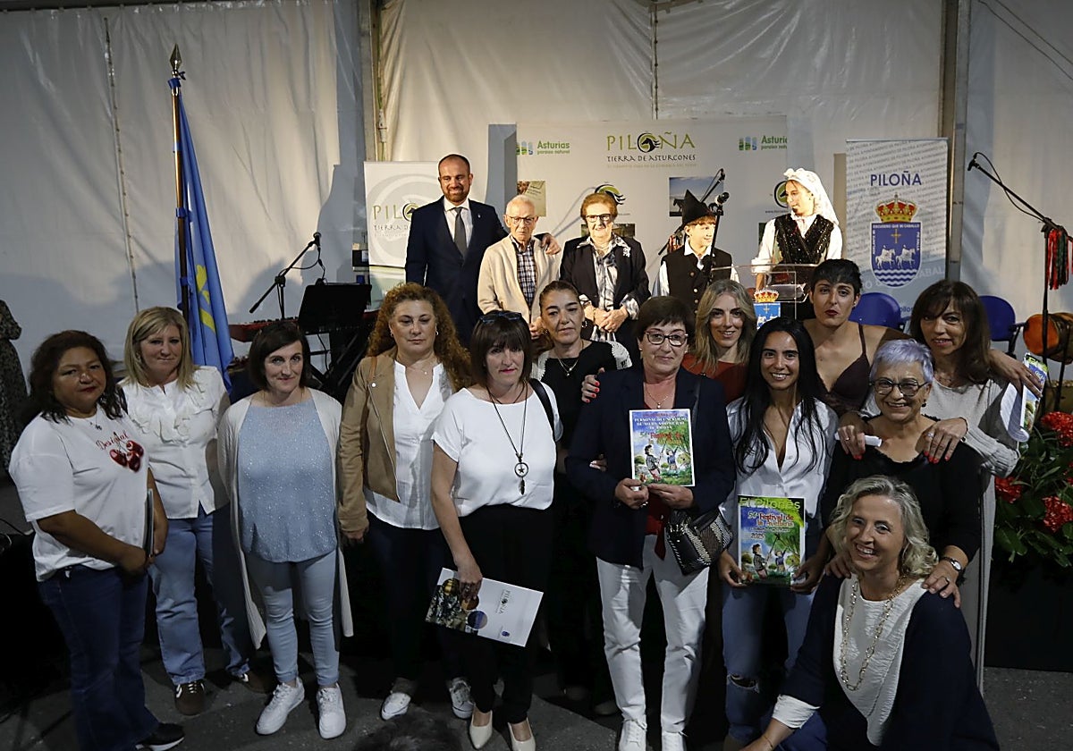 Las pregoneras, por delante. Por detrás, el alcalde de Piloña, Iván Allende, con los Paisanos del Año, Javier Lavandera y Alicia Rivera.