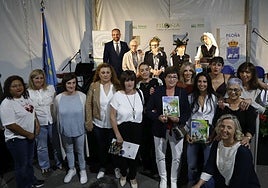 Las pregoneras, por delante. Por detrás, el alcalde de Piloña, Iván Allende, con los Paisanos del Año, Javier Lavandera y Alicia Rivera.