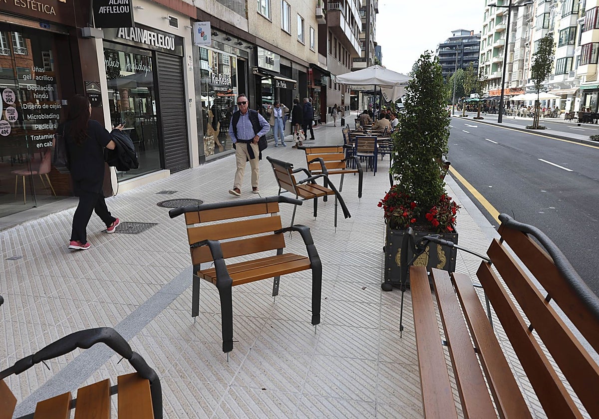 El mobiliario urbano, instalado ayer, aún con los precintos.